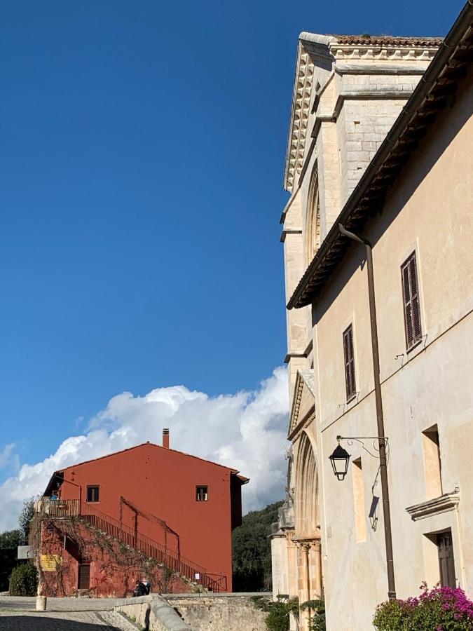 Casette Rosse Nel Borgo Medievale Di Fossanova لاتينا المظهر الخارجي الصورة